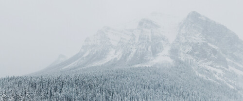 03827 winterinlakelouisealberta 3440x1440