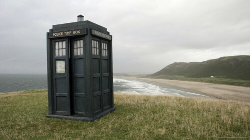 tardis-on-a-beach5e93caa6070ab22f5af80.jpg